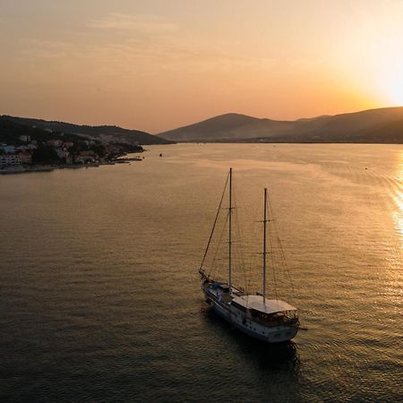 Apartments By The Sea Arbanija, Ciovo - 4320 تروغير المظهر الخارجي الصورة